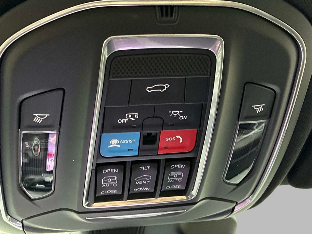 Certified 2025 Jeep Grand Cherokee Limited AWD/4WD image 37