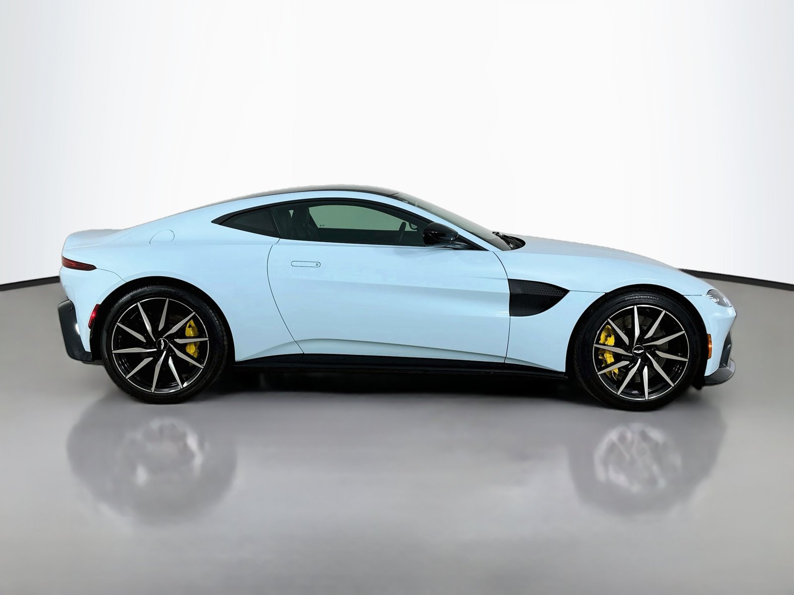 Used 2019 Aston Martin V8 Vantage Coupe RWD image 4