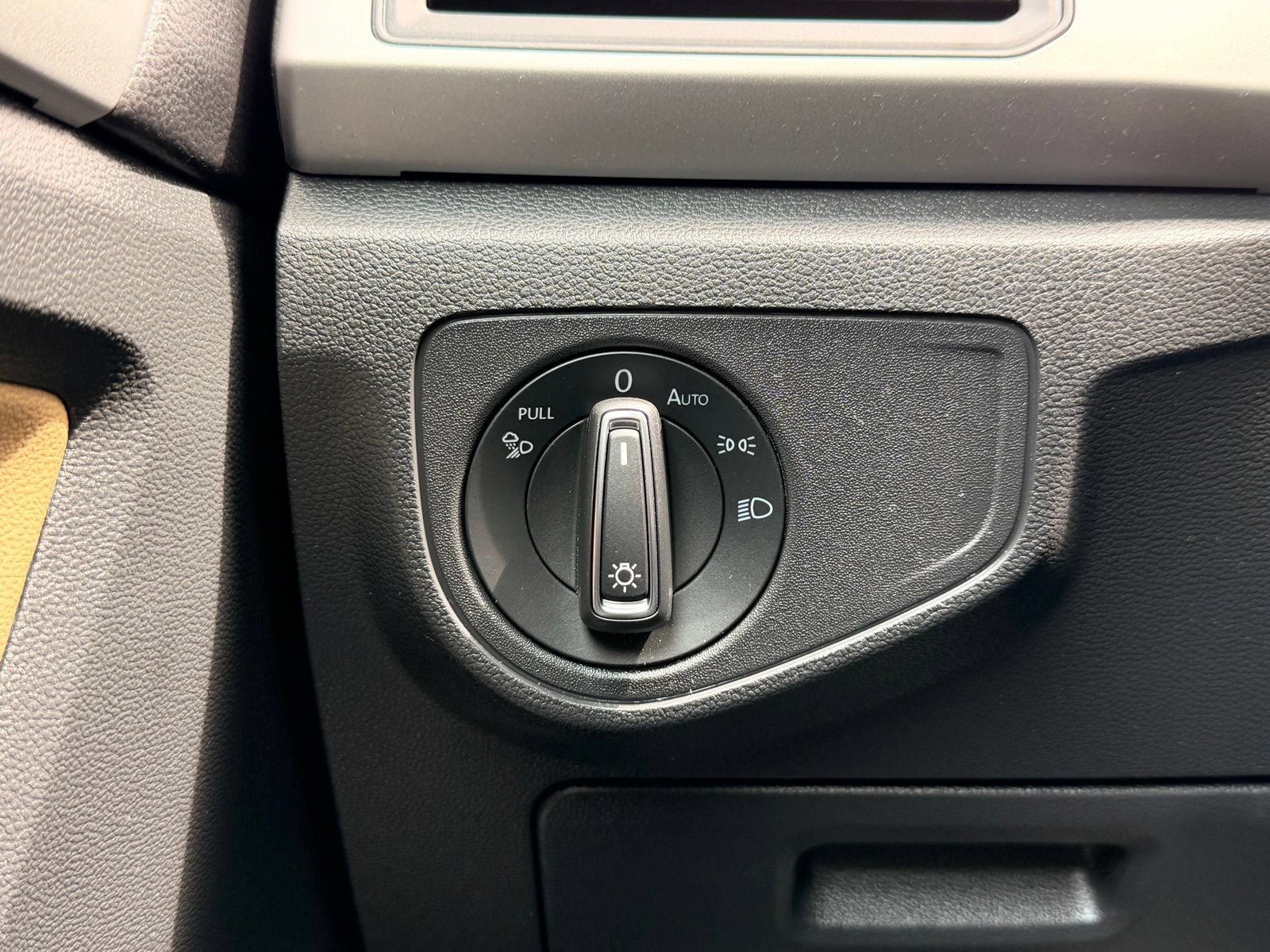 Used 2021 Volkswagen Atlas Cross Sport SE w/ Panoramic Sunroof Package FWD image 23