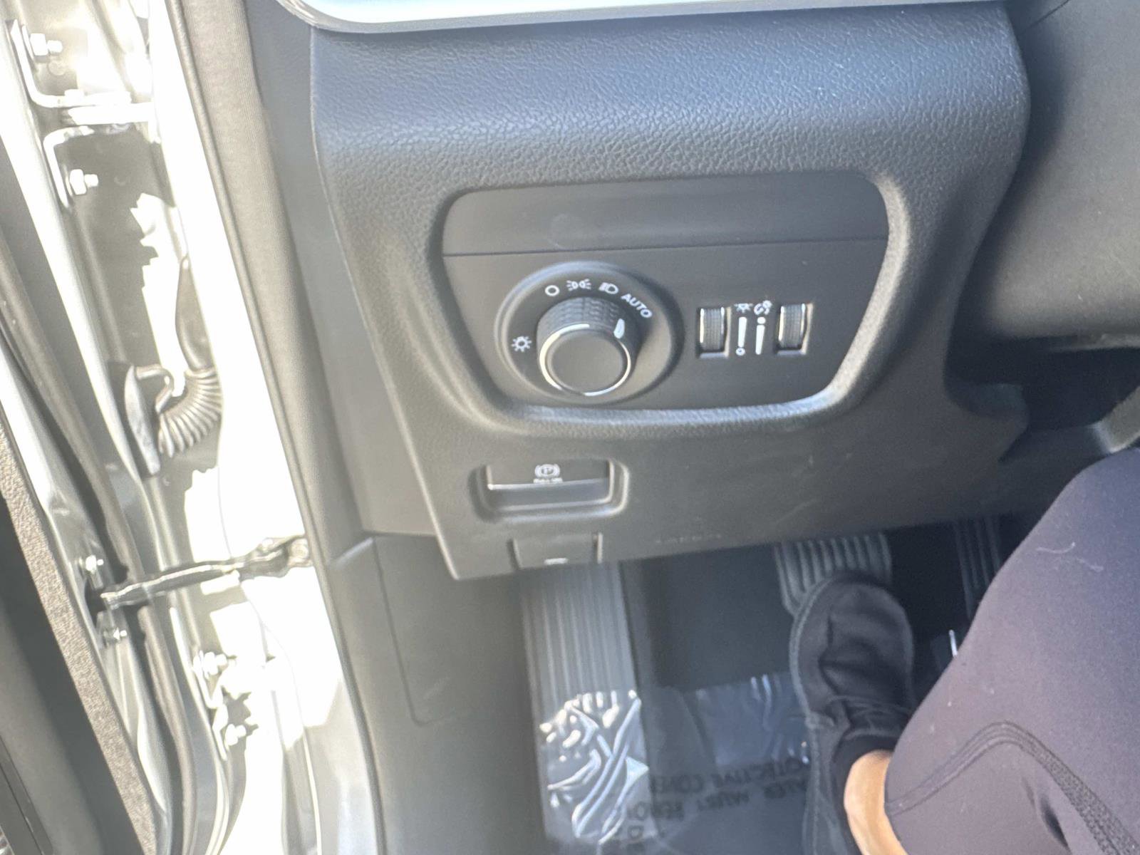 Used 2023 Jeep Grand Cherokee Laredo image 28