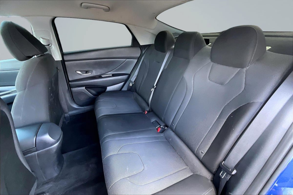 Used 2021 Hyundai Elantra SE image 25