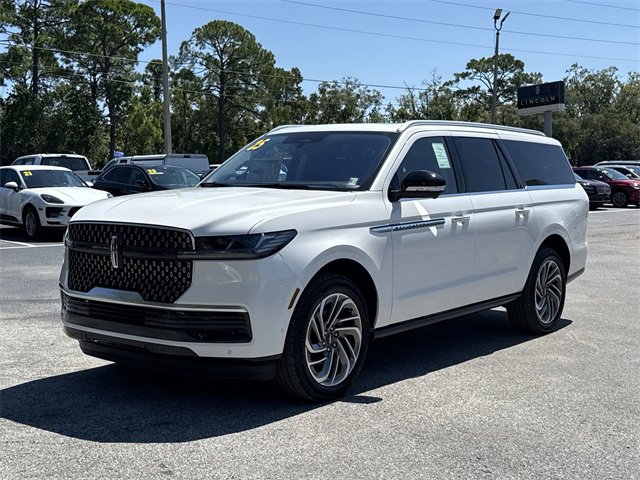 New 2025 Lincoln Navigator L Reserve image 2