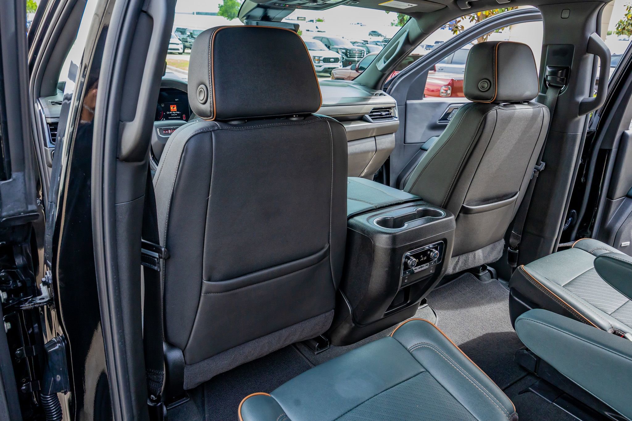 Used 2025 GMC Yukon AT4 w/ AT4 Premium Package AWD/4WD image 34