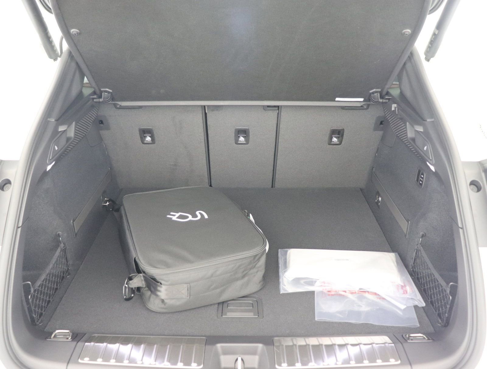 Used 2025 Porsche Macan 4S Electric image 28