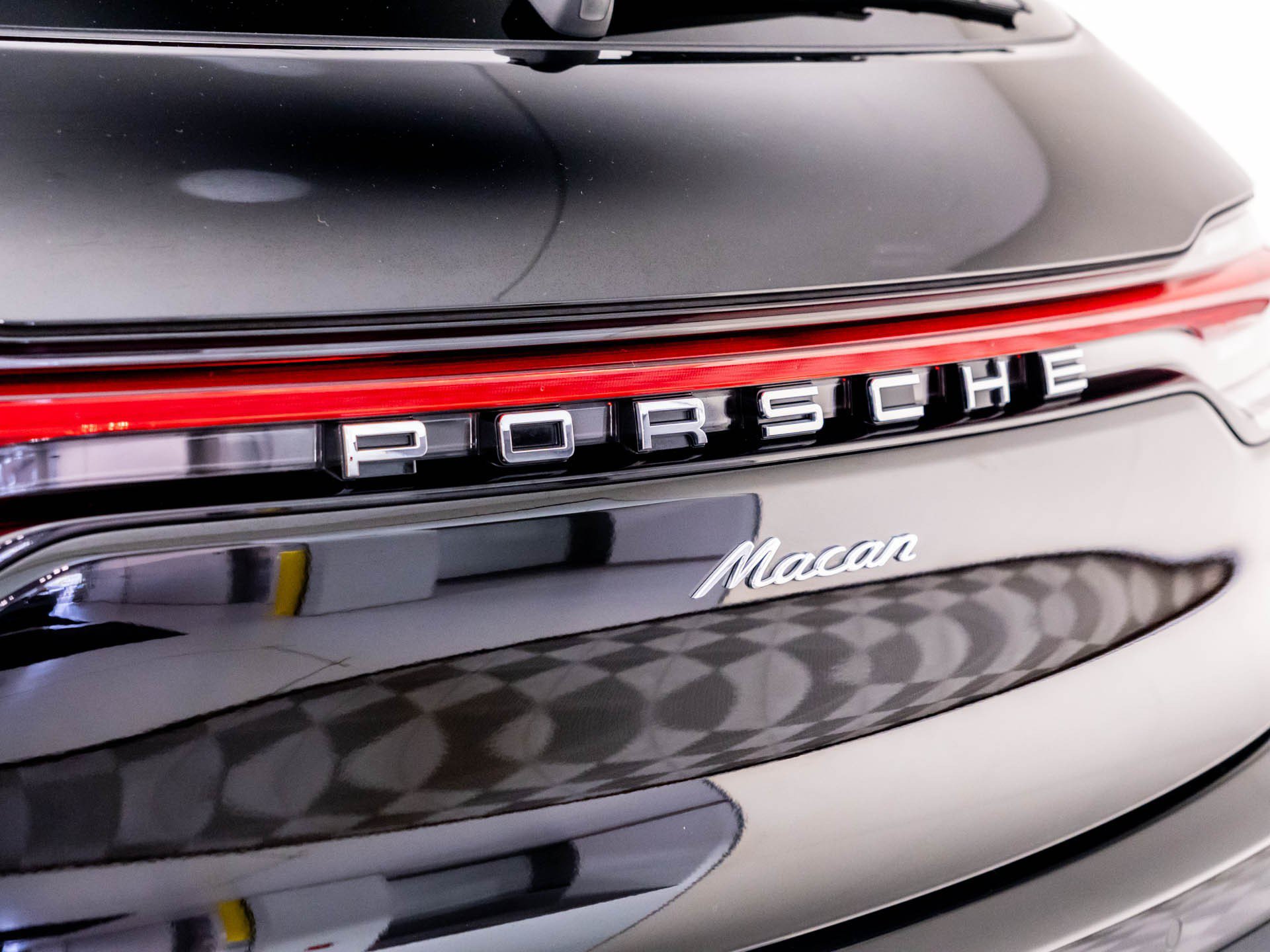 Used 2026 Porsche Macan AWD/4WD image 40