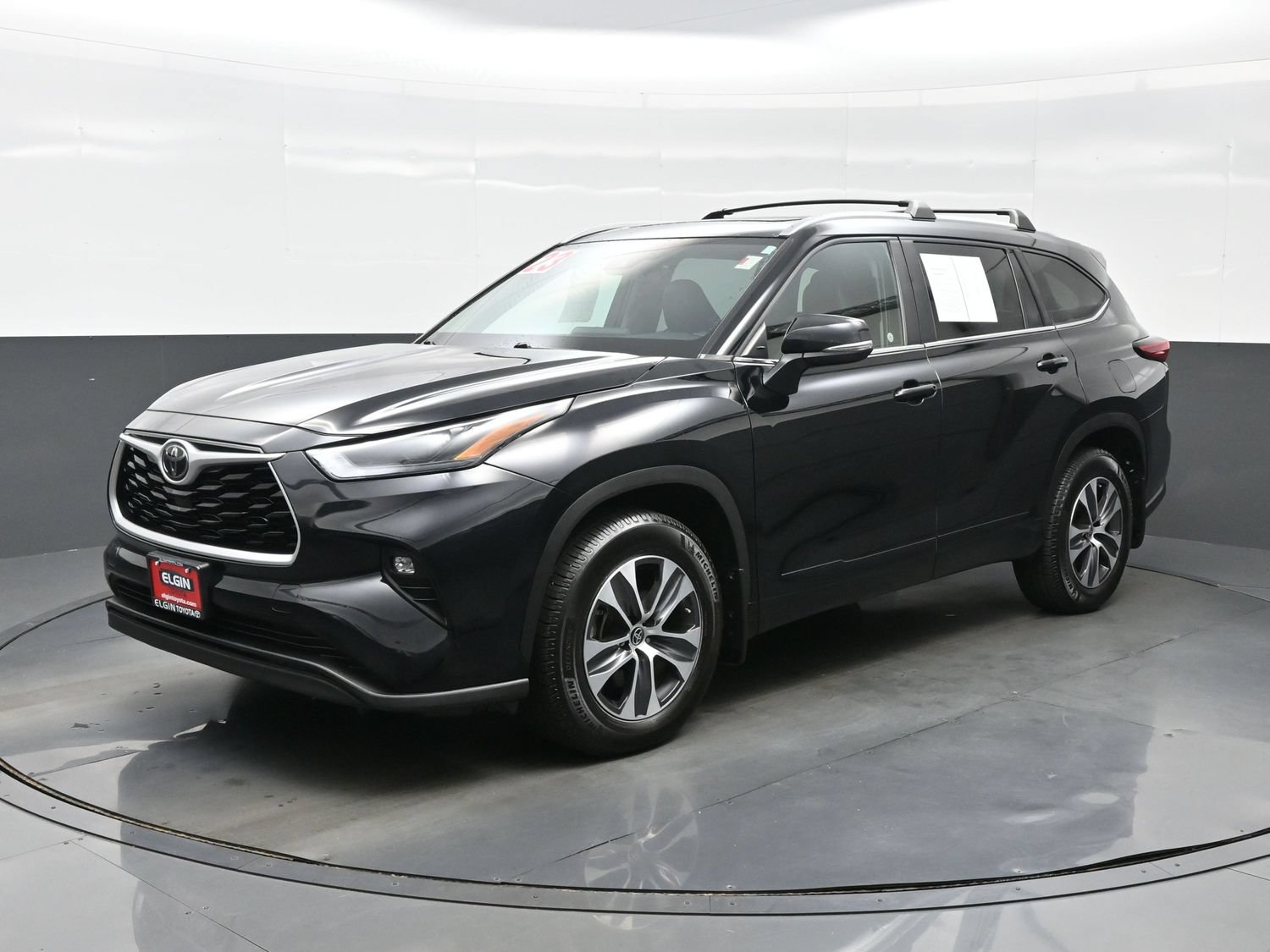 Used 2023 Toyota Highlander XLE AWD/4WD image 2