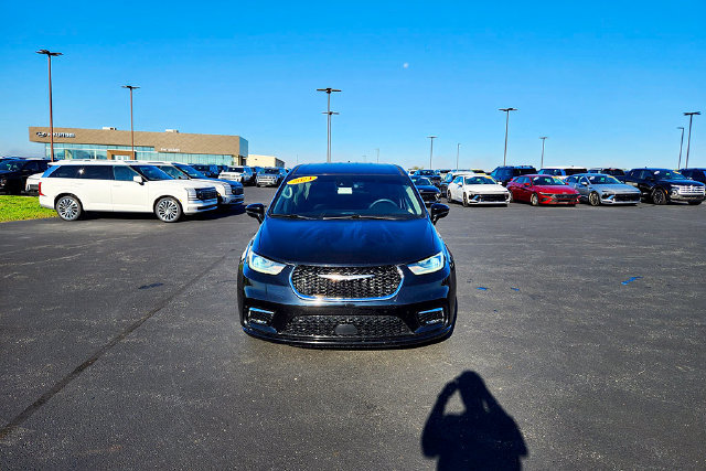 Used 2024 Chrysler Pacifica Touring-L FWD image 2