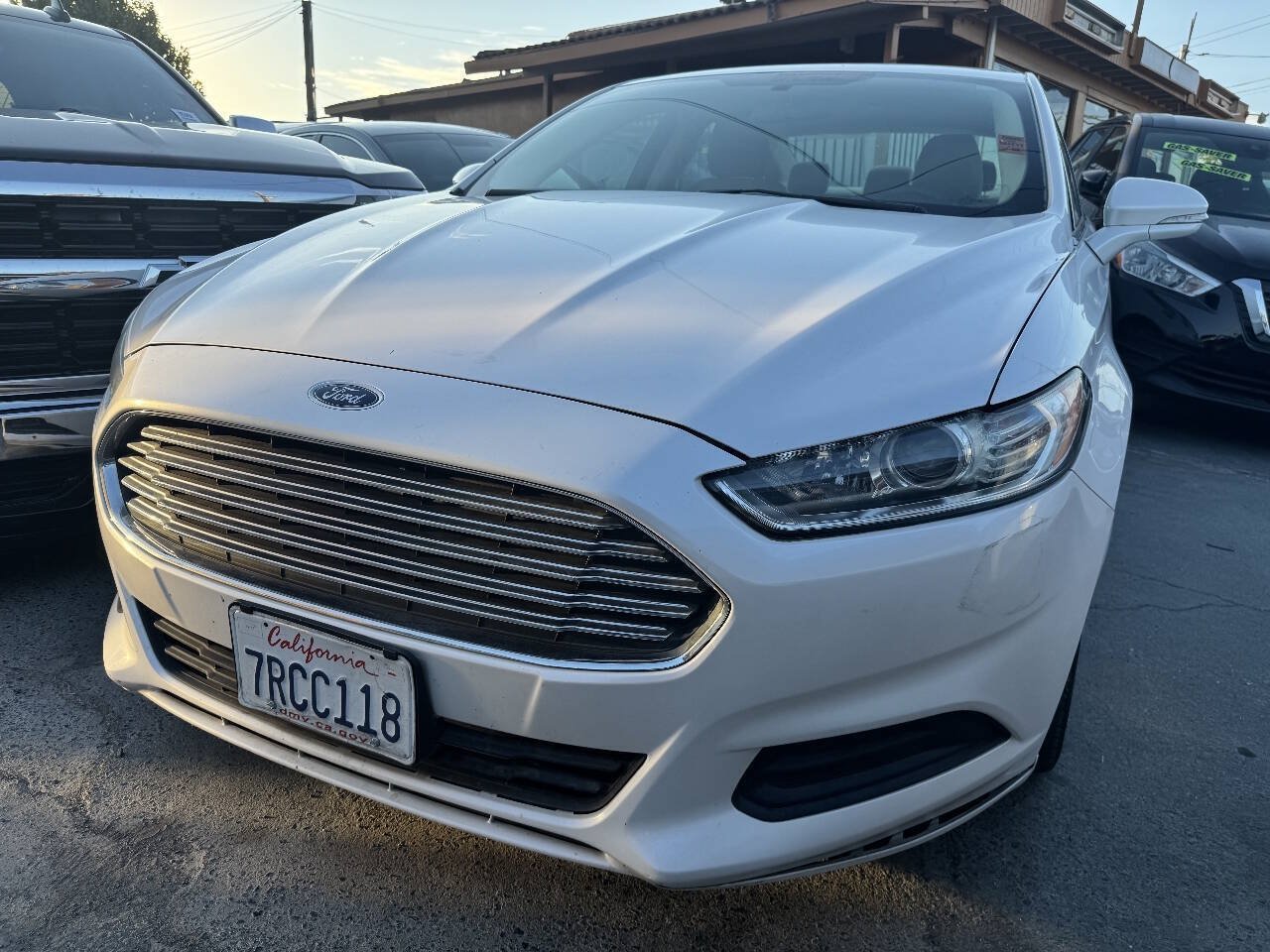 Used 2016 Ford Fusion SE FWD image 2