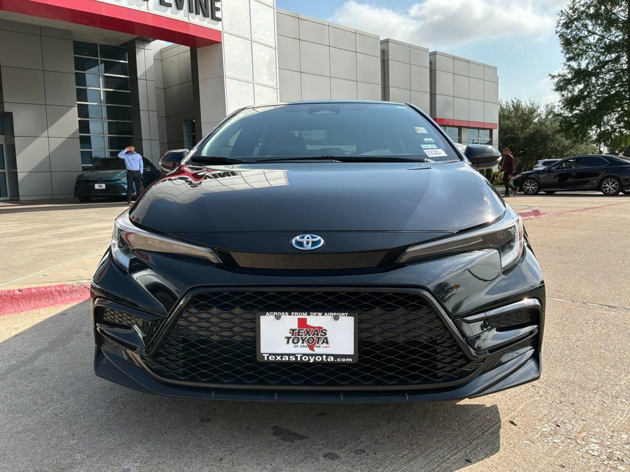 Used 2024 Toyota Corolla SE w/ SE Package image 3