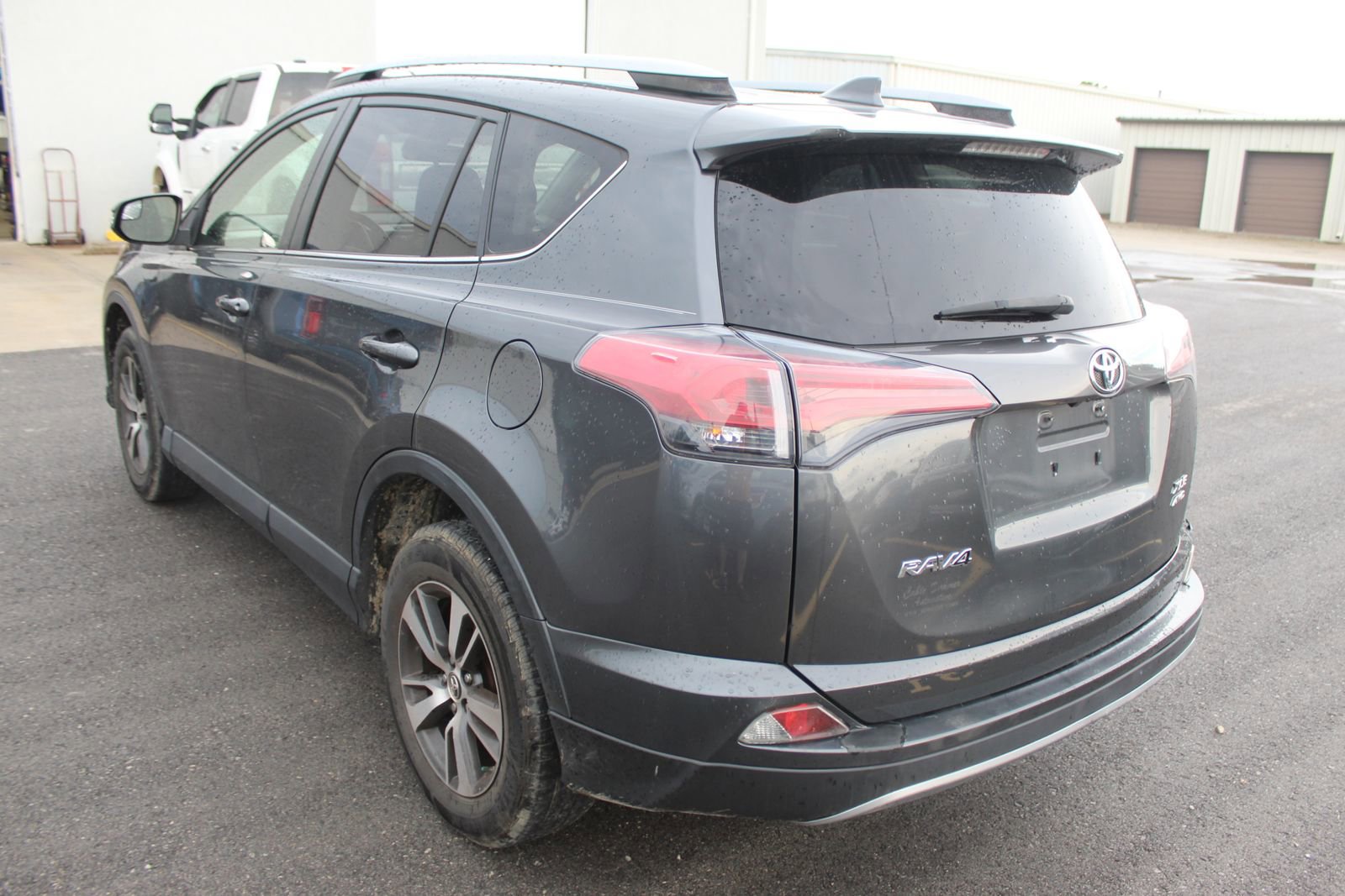 Used 2017 Toyota RAV4 XLE AWD/4WD image 4