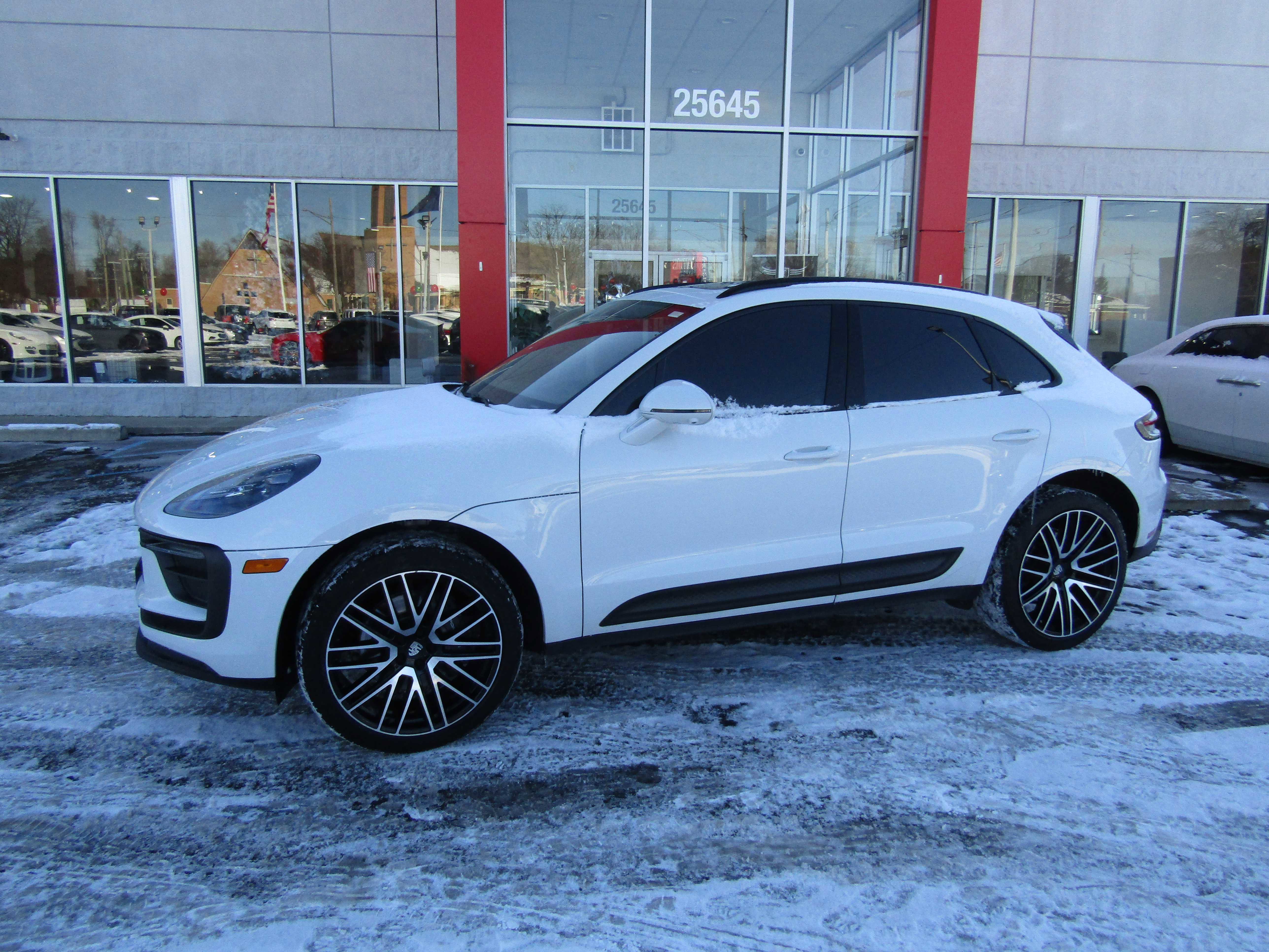 Used 2022 Porsche Macan AWD/4WD image 2