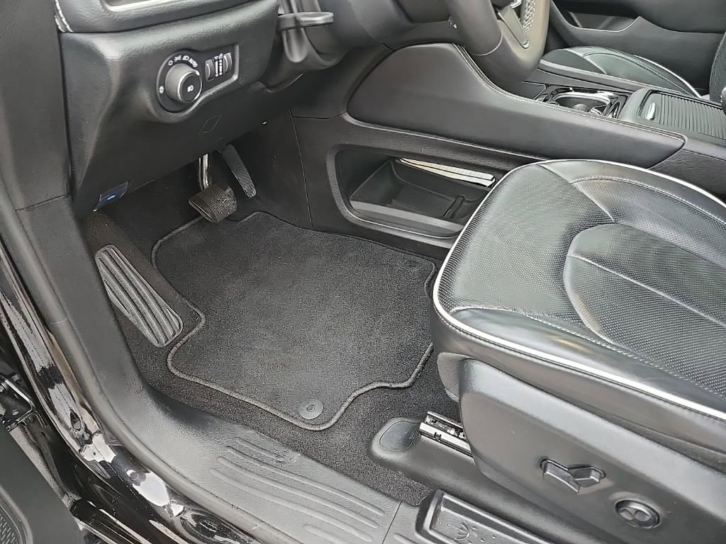 Used 2025 Chrysler Pacifica Limited image 36