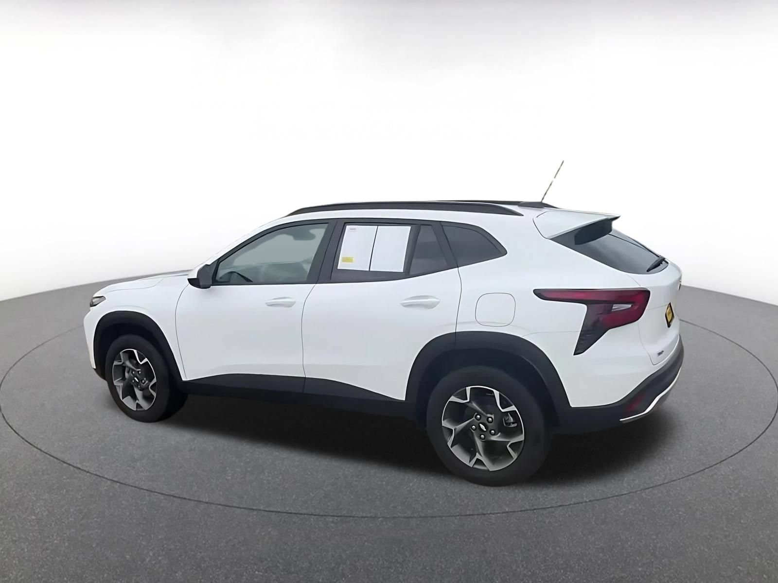 Used 2025 Chevrolet Trax LT FWD image 10