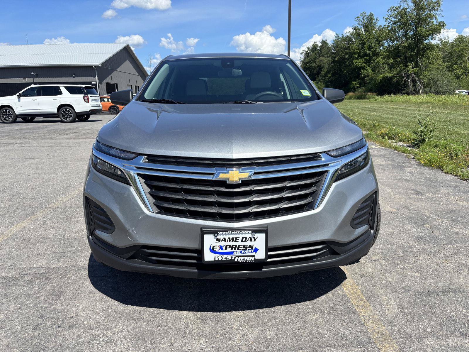 Used 2024 Chevrolet Equinox LS w/ LS Convenience Package AWD/4WD image 2