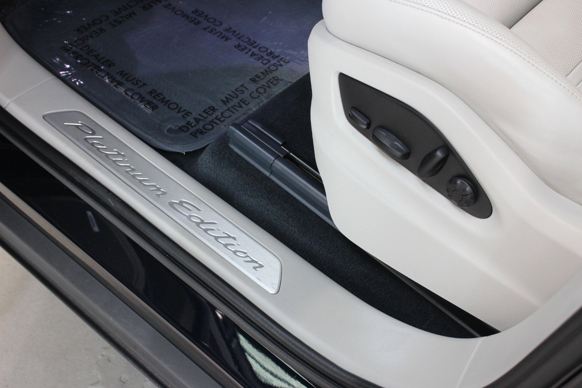 Used 2023 Porsche Cayenne Platinum Edition image 32