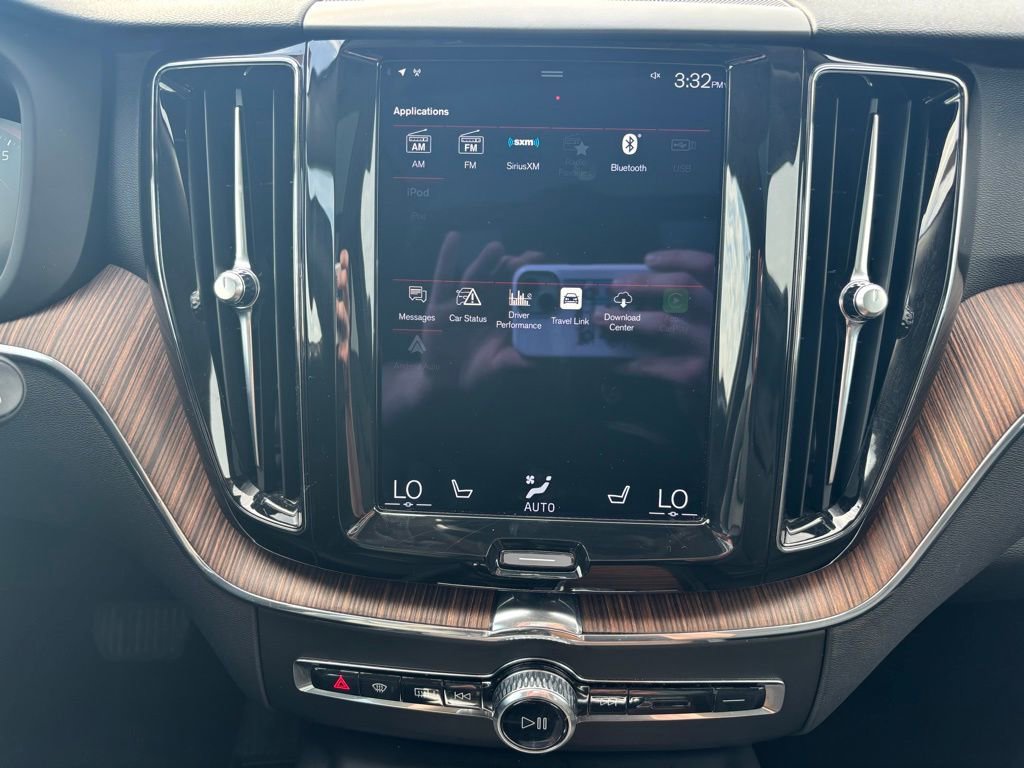 Used 2021 Volvo XC60 T5 Momentum w/ Premium Package image 11