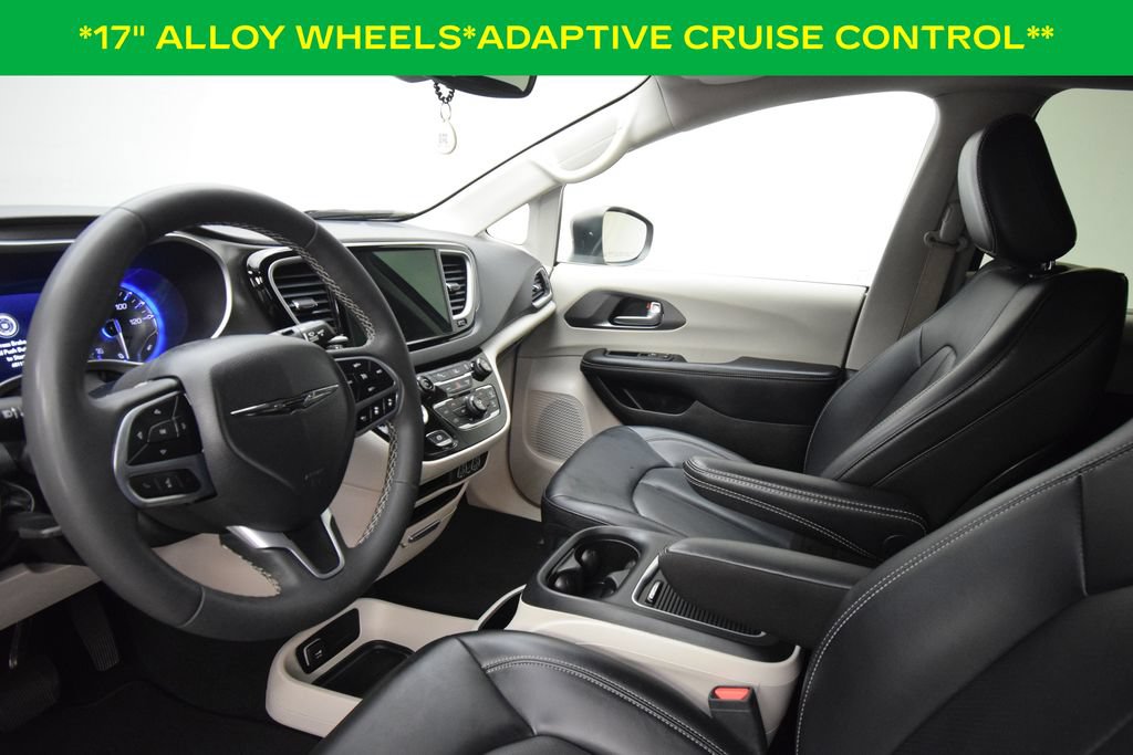 Used 2023 Chrysler Pacifica Touring-L FWD image 4