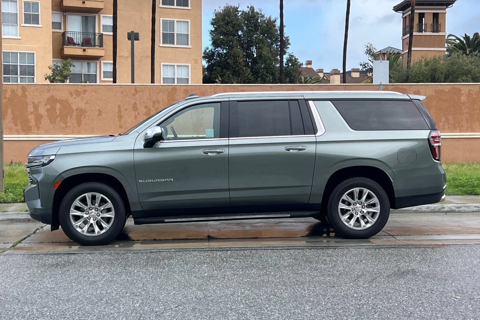 Used 2023 Chevrolet Suburban Premier AWD/4WD image 7