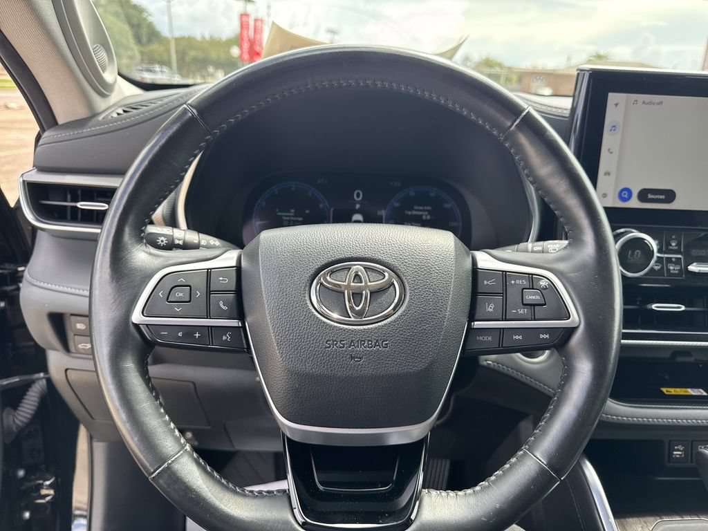 Used 2024 Toyota Highlander Platinum FWD image 16