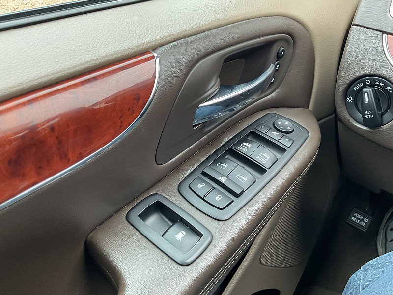 Used 2014 Chrysler Town & Country Limited w/ Luxury Group image 30