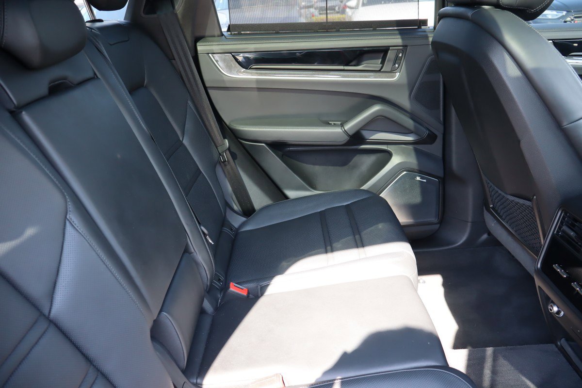 Used 2025 Porsche Cayenne Turbo AWD/4WD image 17