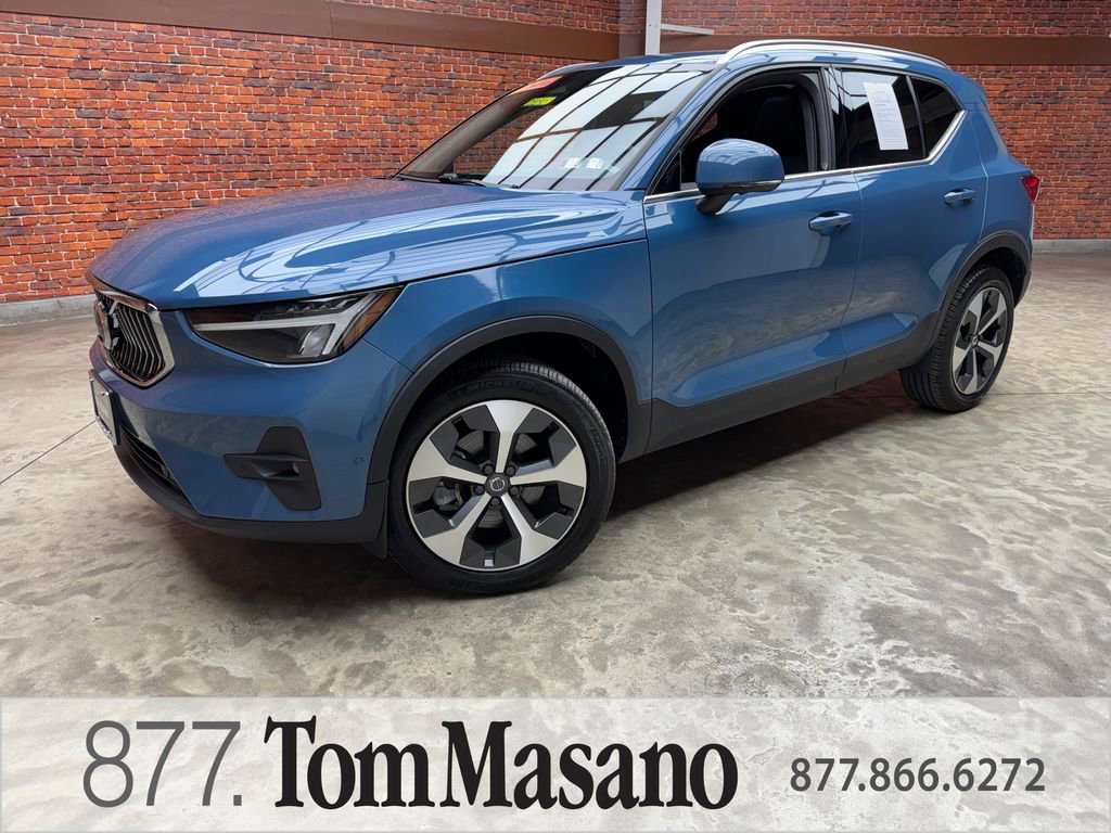 Used 2024 Volvo XC40 B5 Plus image 1