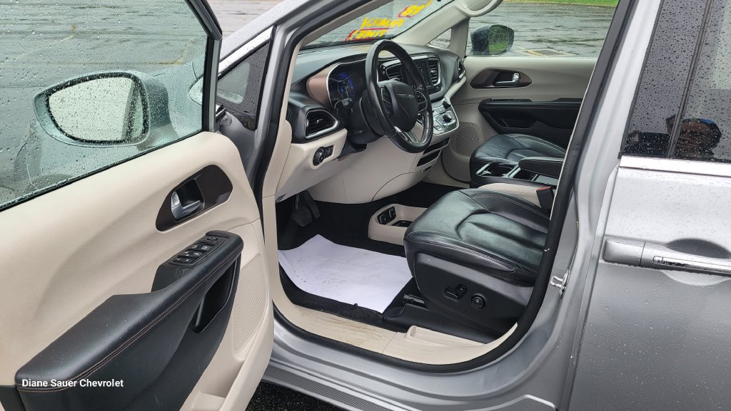 Used 2018 Chrysler Pacifica Touring-L FWD image 18