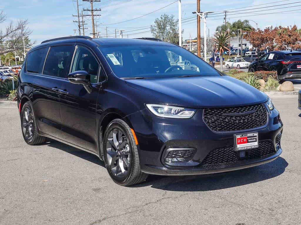 Used 2025 Chrysler Pacifica Limited FWD image 3