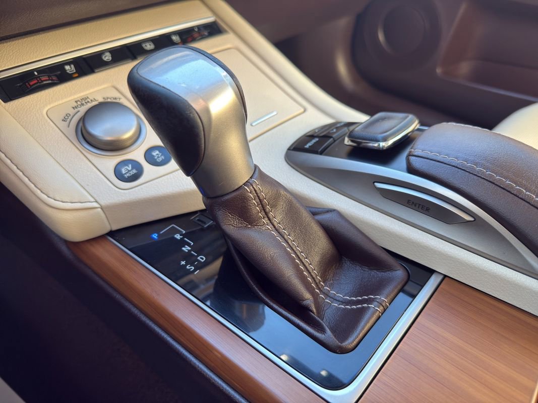 Used 2016 Lexus ES 300h w/ Luxury Package w/Wood Trim image 9