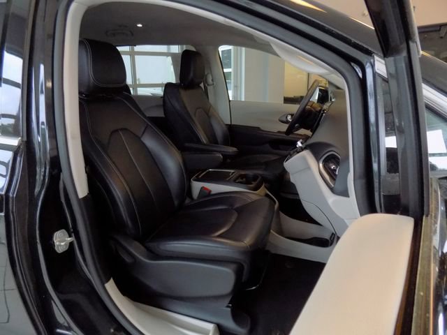 Used 2024 Chrysler Pacifica Touring-L image 25