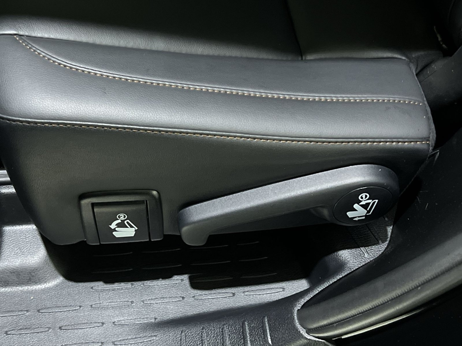 Used 2019 Toyota Highlander XLE AWD/4WD image 36