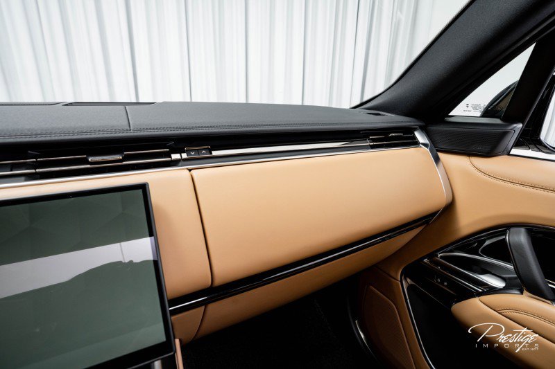 Used 2025 Land Rover Range Rover SE image 26