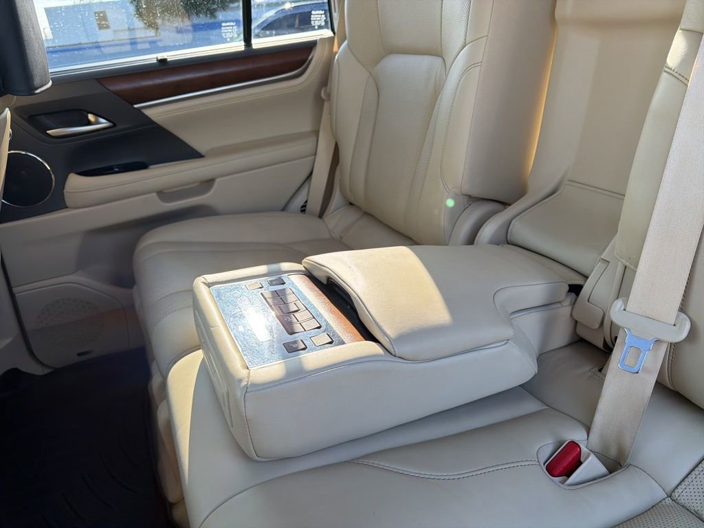Used 2020 Lexus LX 570 4WD w/ Luxury Package image 18