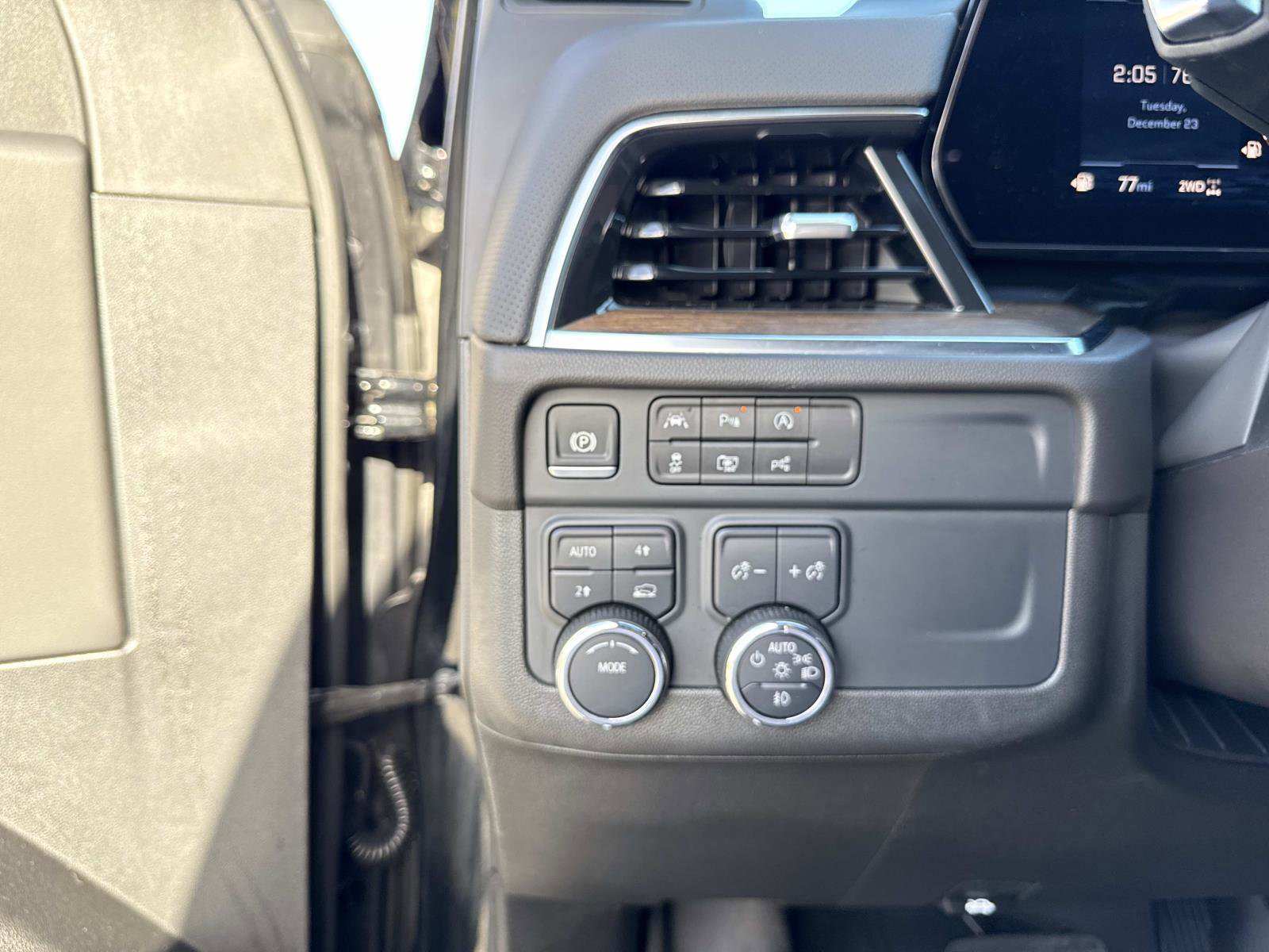 Used 2025 Chevrolet Tahoe High Country image 32