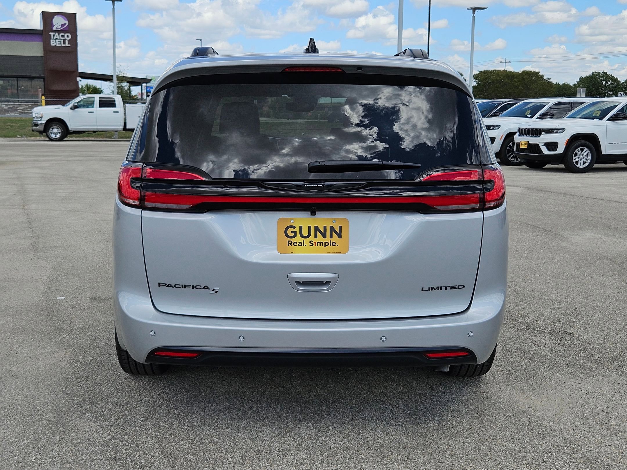 New 2026 Chrysler Pacifica Limited w/ Uconnect Theater Family Group image 4