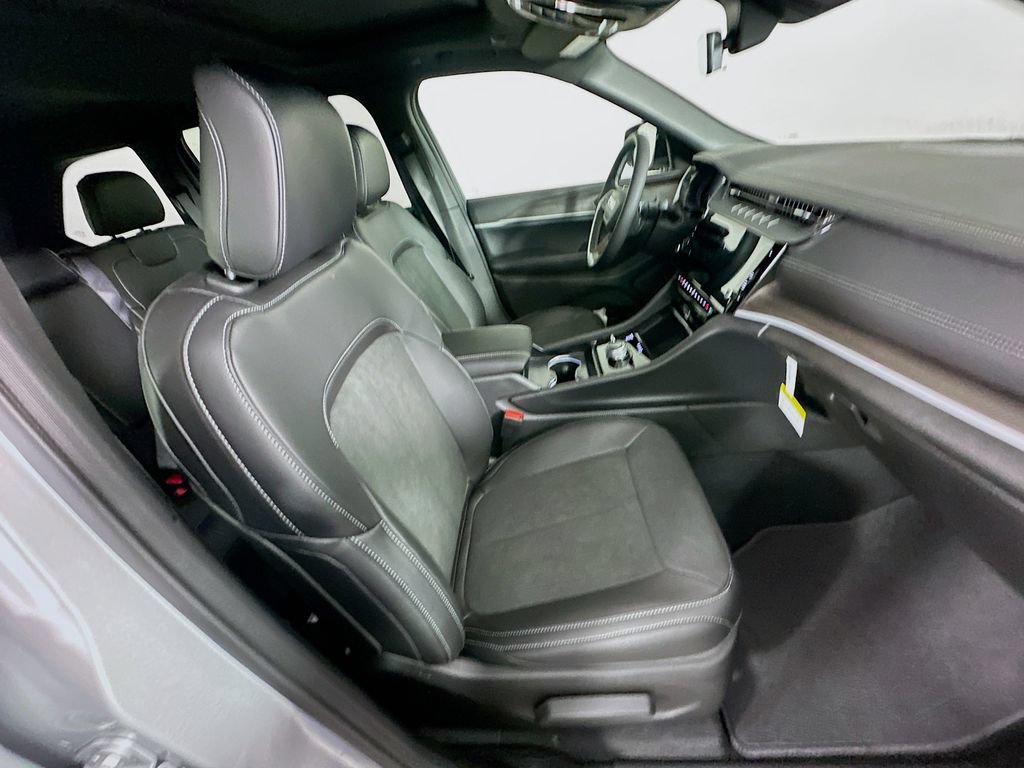New 2026 Jeep Grand Cherokee Altitude AWD/4WD image 33