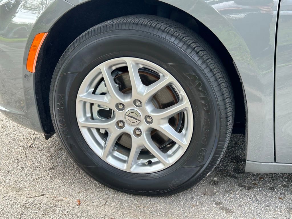 Certified 2022 Chrysler Pacifica Touring-L image 26