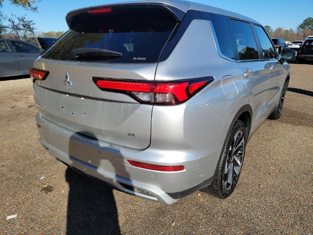 Used 2024 Mitsubishi Outlander SE image 4