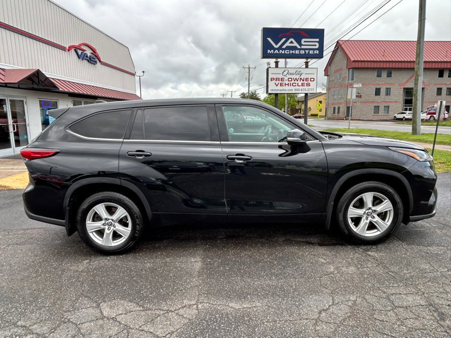 Used 2022 Toyota Highlander LE AWD/4WD image 4