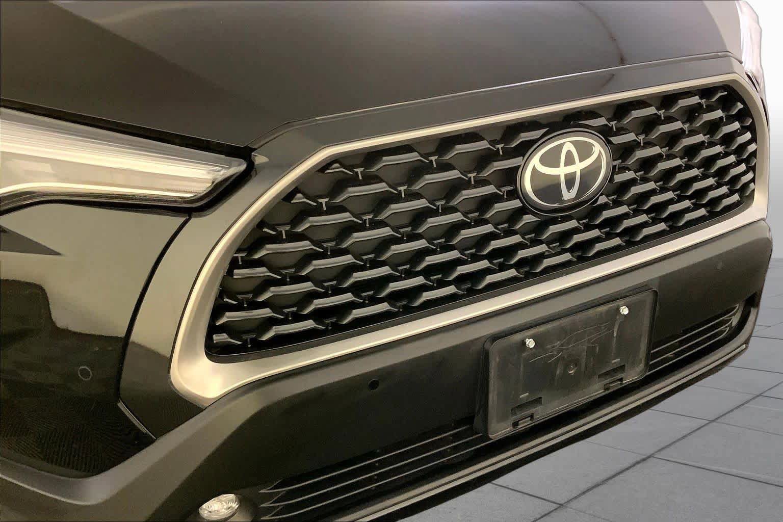 Used 2023 Toyota Corolla Cross XLE AWD/4WD image 32