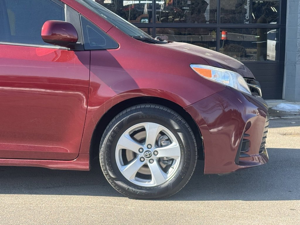 Used 2018 Toyota Sienna LE image 48