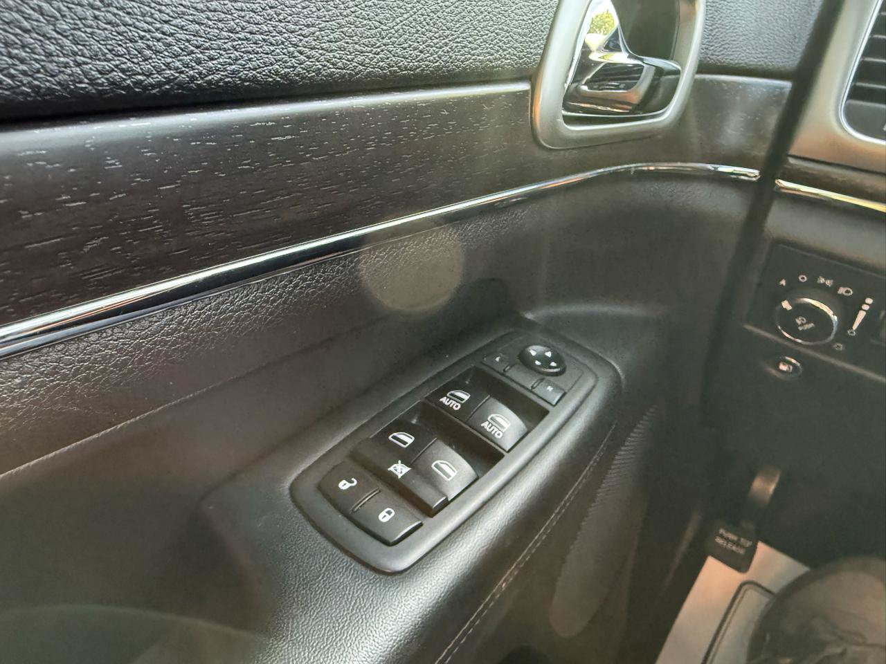 Used 2018 Jeep Grand Cherokee Limited AWD/4WD image 29