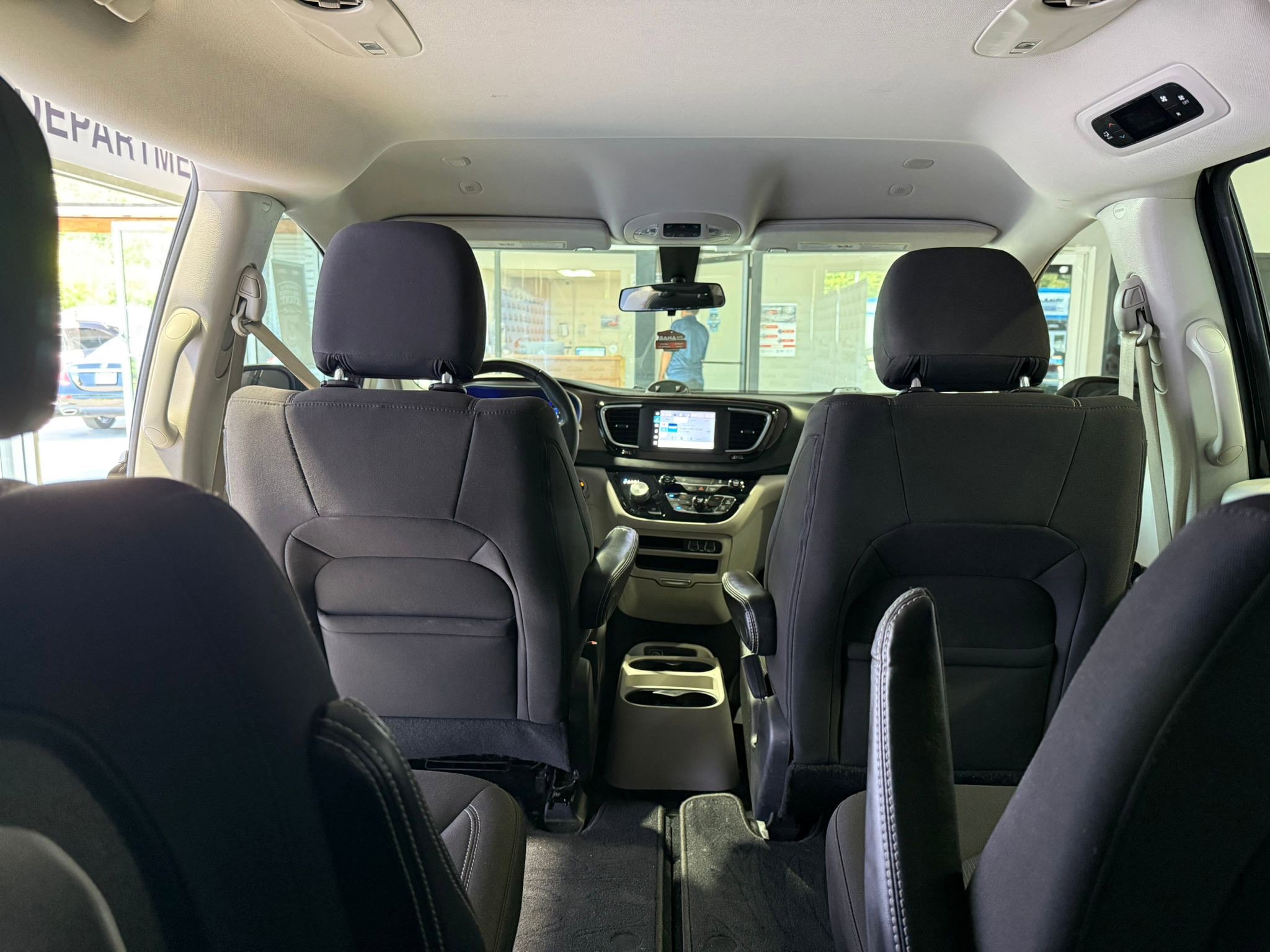 Used 2022 Chrysler Voyager LX image 41