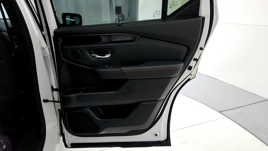Used 2025 Honda Pilot TrailSport image 19