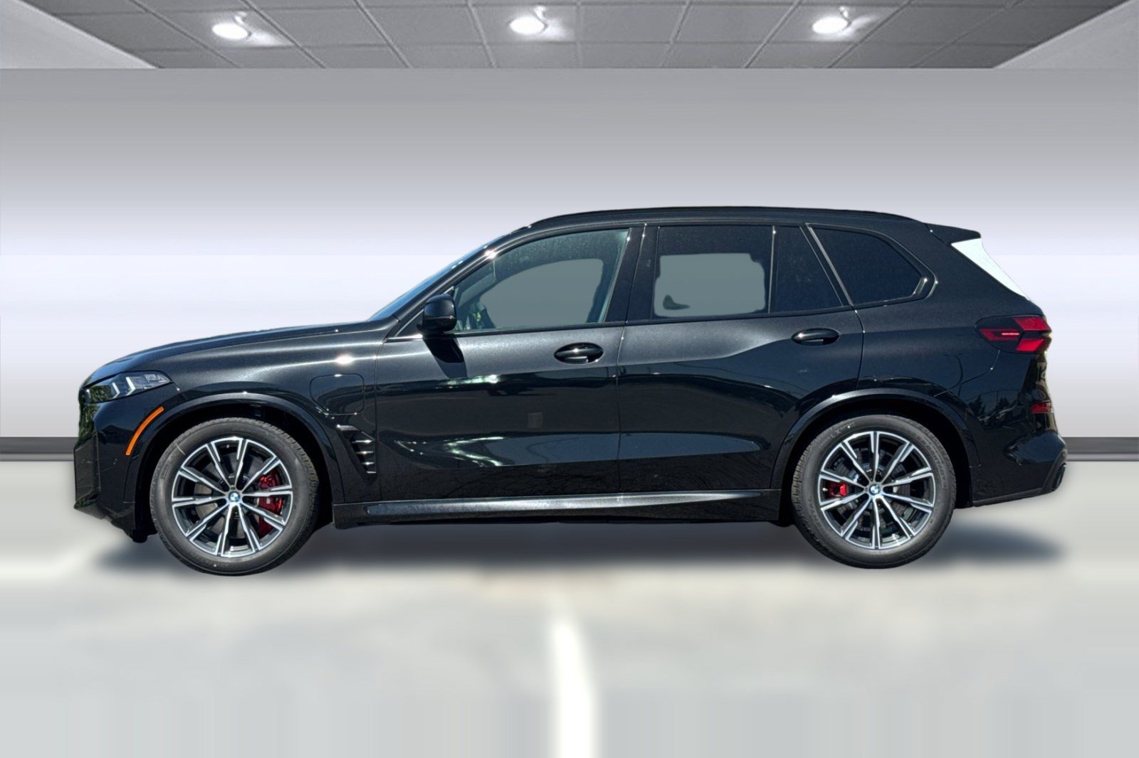 New 2026 BMW X5 xDrive50e w/ M Sport Package AWD/4WD image 2