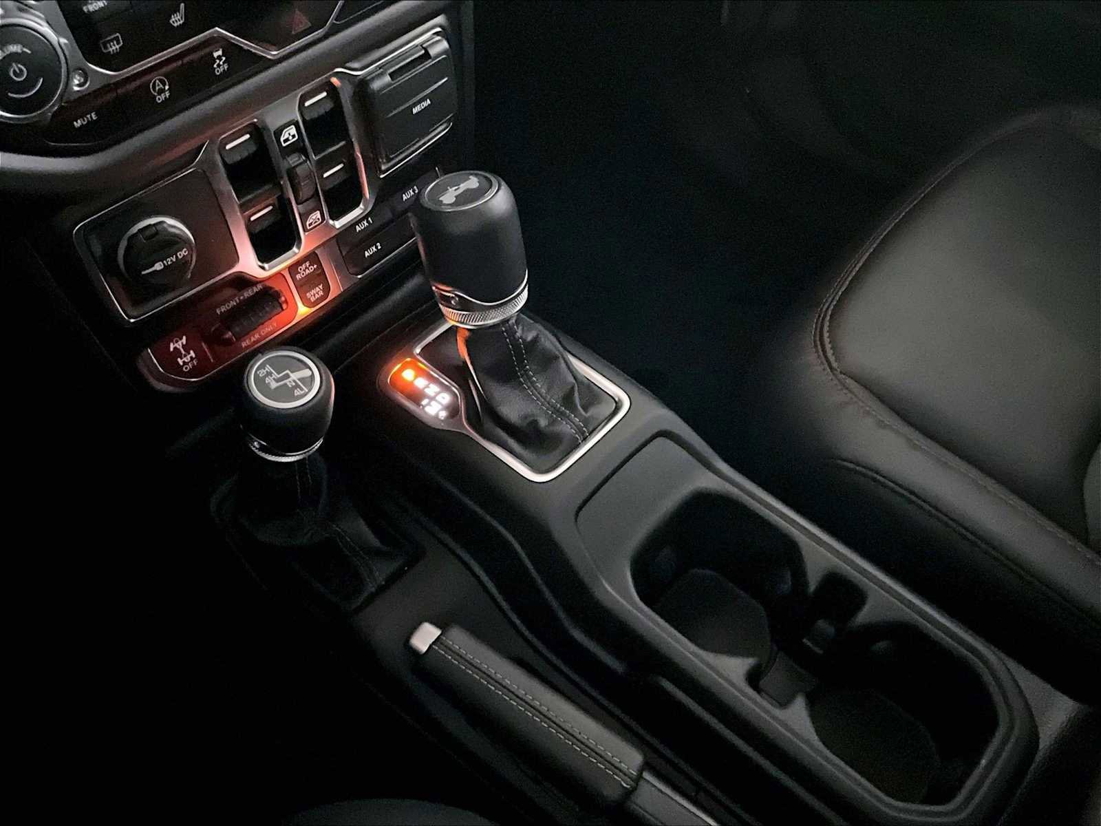 Used 2025 Jeep Wrangler Unlimited Rubicon w/ Convenience Group AWD/4WD image 20