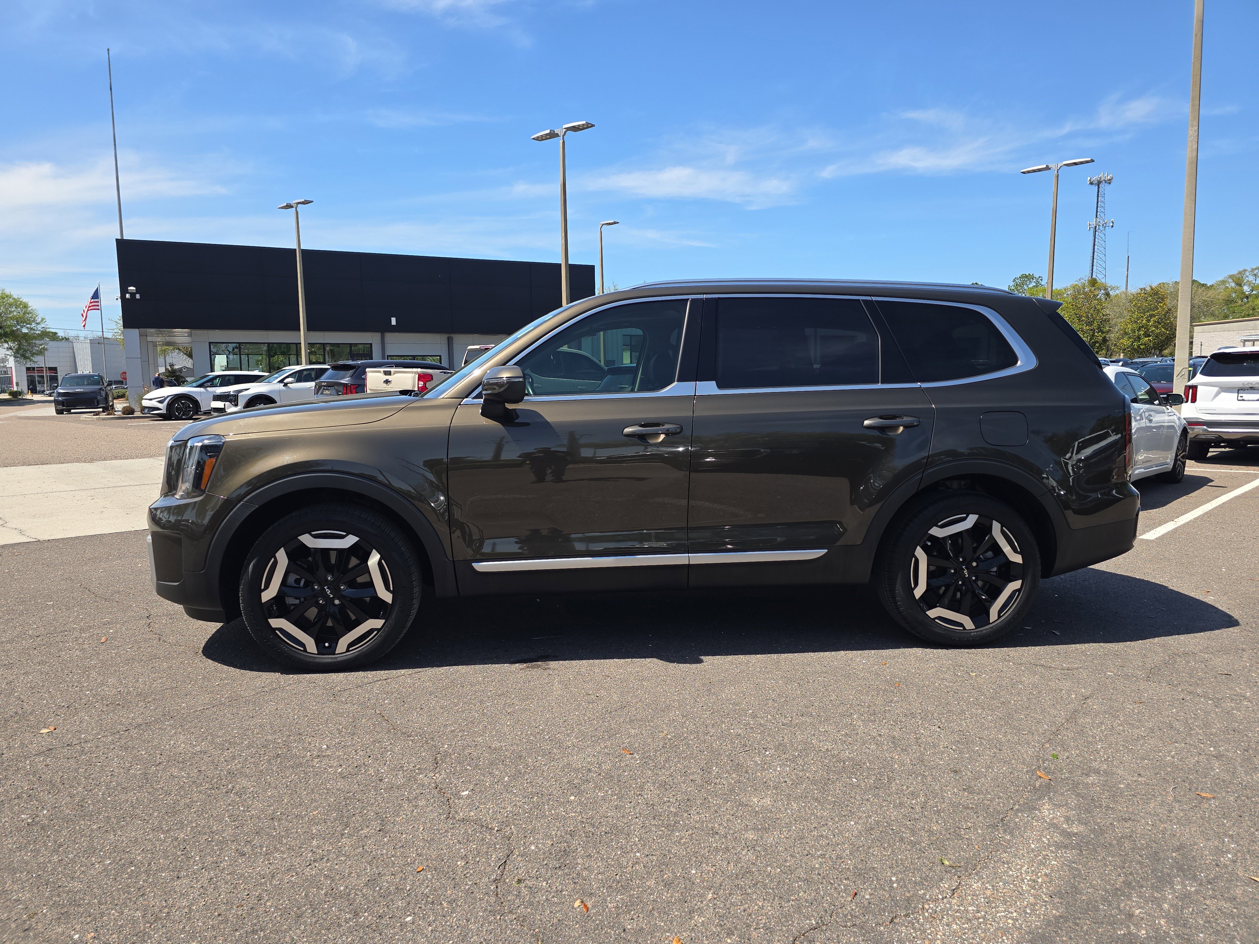 Certified 2023 Kia Telluride EX w/ EX Captain's Chair Package image 5