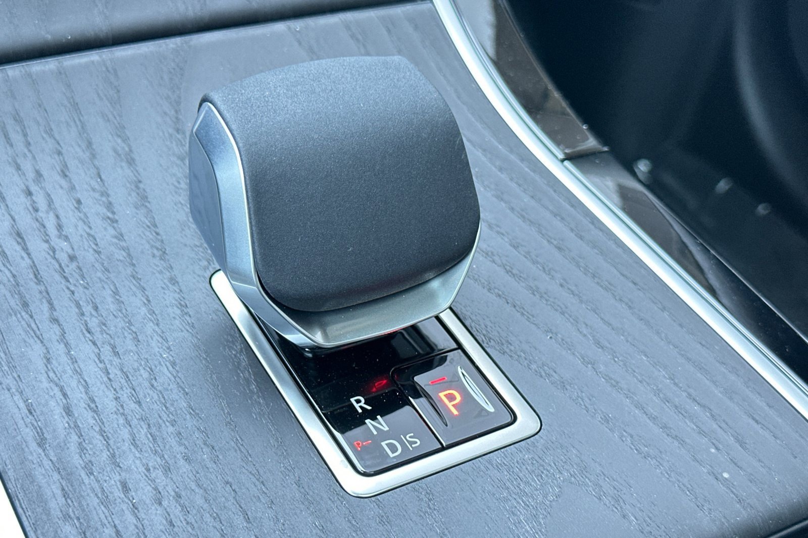 New 2026 Land Rover Range Rover Velar Dynamic SE image 25