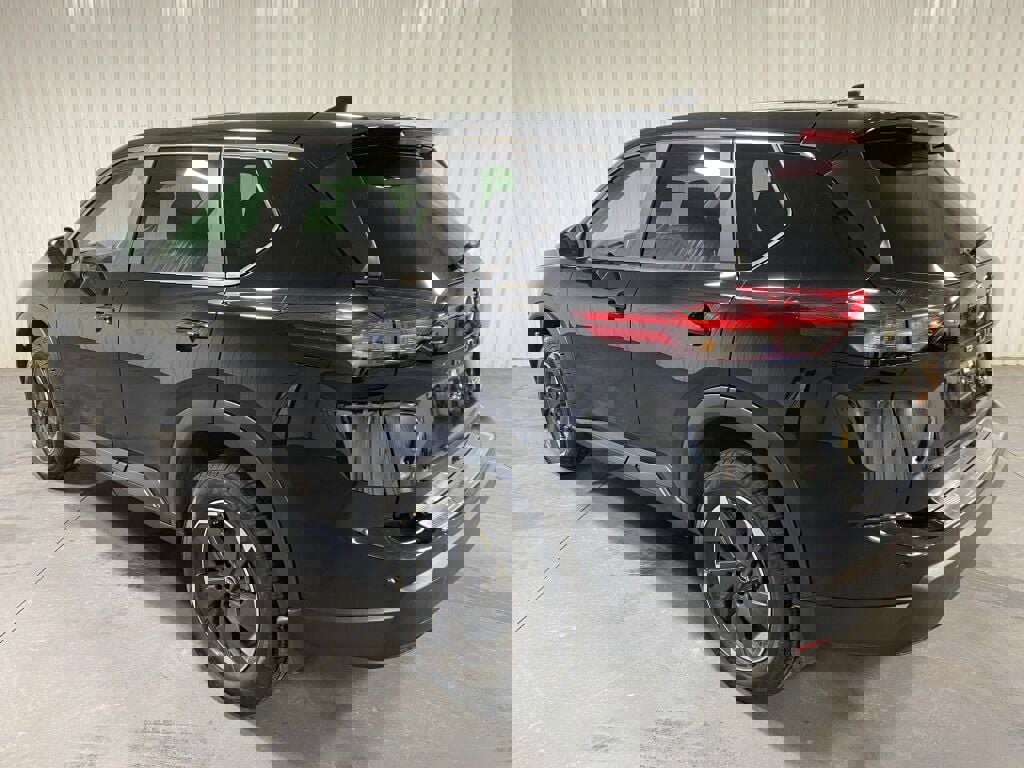 Used 2024 Nissan Rogue SV image 3