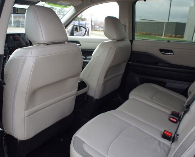 Used 2024 Nissan Pathfinder SL image 13